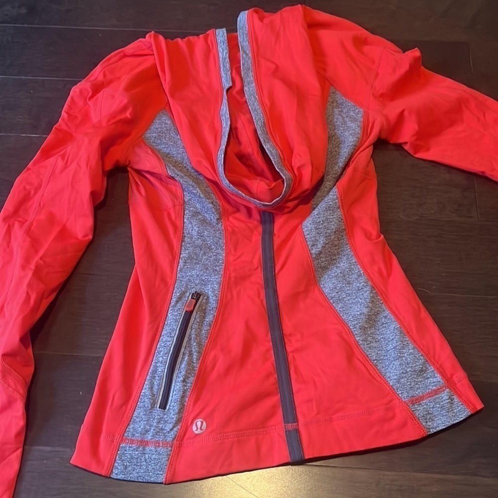 Lululemon Run For Your Life Long Sleeve Running Pullover Ponytail Hole Size 2 - Picture 4 of 5